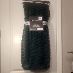 NWT Lucky Brand Luxury Throw Blanket - Dark Green 50 inches x 70 inches